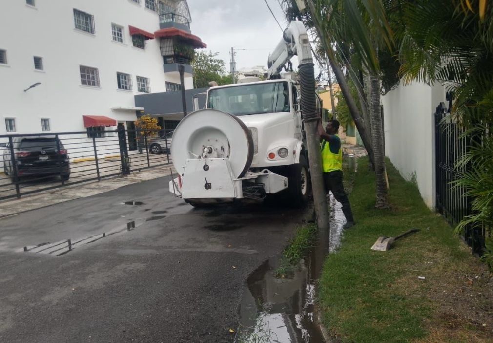 Alcaldía del Distrito Nacional realiza limpieza de imbornales ante incidencia de vaguada.