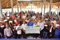 El director del FEDA, Hecmilio Galván, al entregar los créditos para el sector ovinocaprino.