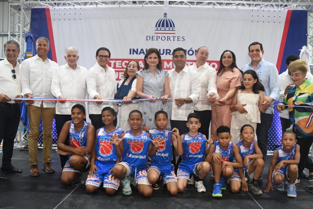 La vicepresidenta Raquel Peña entregó el techado del CDP en Santiago junto al ministro Kelvin Cruz.