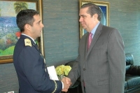 El ministro Francisco Javier García saluda al General Juan Carlos Torres en su entrada a su oficina.