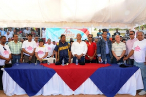 Inauguran torneo de béisbol dedicado a obispo Mamerto Rivas