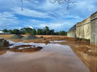 Materiales de construcción en el lugar donde había un cacaotal.