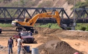 Extracción de materiales del río Yaque del Norte.