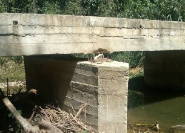 Puente sobre el río Cuayà a punto de desplomarse
