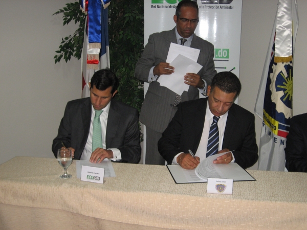 Johnny Jones y Roberto Herrera, firman convenio, observa Víictor Féliz, director ejecutivo de la UMPE