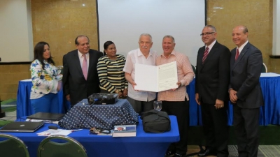 Alcalde de Santiago entrega pergamino distinguido al Dr. Samuel Karchmer de México