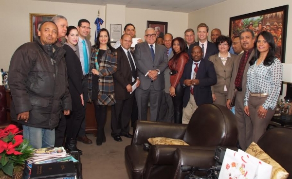 Luis Lithgow, representante del Gobierno del presidente Danilo Medina en esta ciudad, posa al centro junto a periodistas y comunicadores a quienes el Consulado General de la República Dominicana les ofreció un agasajo en ocasión de las festividades navideñas