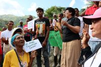 La cadena humana se manifestó entre el distrito municipal Las Lagunas y el paraje La Paila, una comunidad situada a orillas del río Yaquecillo, entre Padre Las Casas y Constanza, provincia La Vega. Imágenes: Vigilante Informativo.