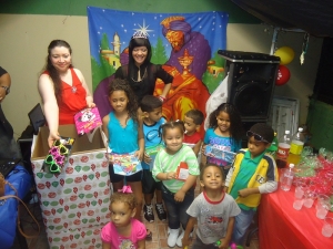 Fundación dominicana entrega juguetes en Puerto Rico