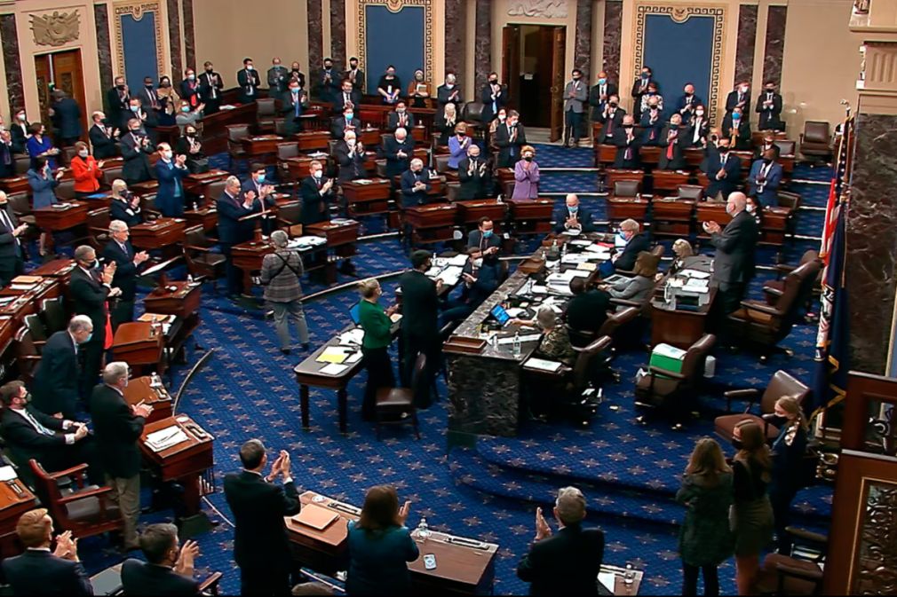 Cinco congresistas republicanos le dieron la espalda a Trump y apoyaron la propuesta de los demócratas.