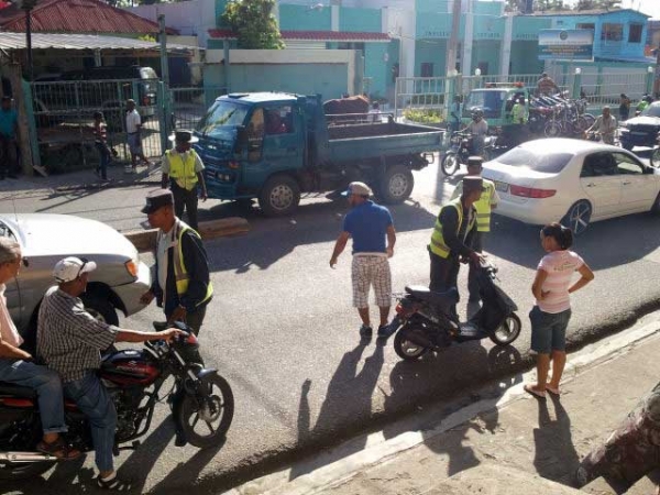 Amet retiene decenas de motocicletas en San Cristóbal