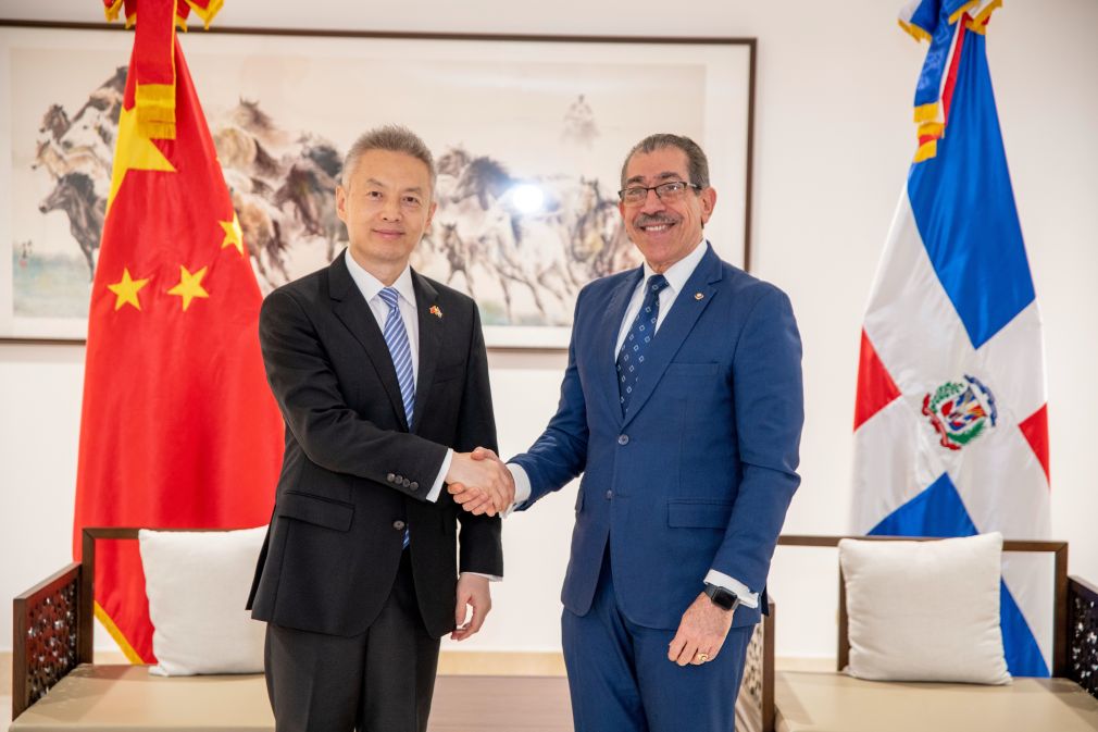 El rector de la UASD, doctor Jorge Asjana David  y el embajador de China en el país, señor Chen Luning durante la reunión en que abordaron impulsar la modernización tecnológica, académica y el intercambio cultural.