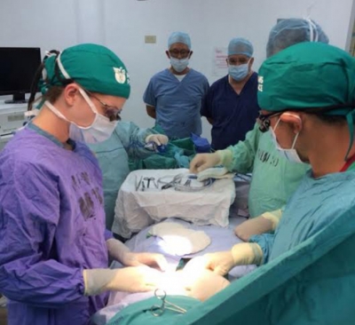 Médicos mientras intervienen un paciente en una cirugía de uretra.
