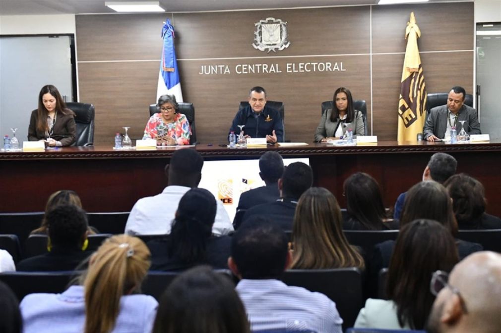 El presidente de la Junta Central Electoral (JCE), Román Andrés Jáquez Liranzo, estuvo acompañado por las miembros suplentes Vanahí Bello Dotel e Hirayda Castillo y el director del Voto Dominicano en el Exterior, Well Sepúlveda. 