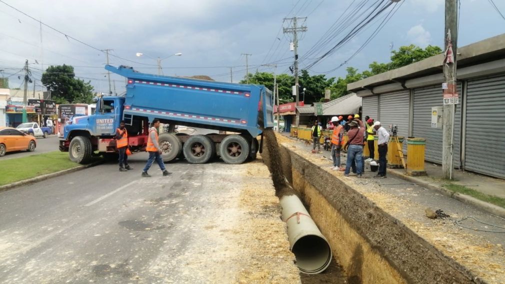 La entidad construye un trasvase desde la zona oriental para mejorar el servicio y beneficiar a 300 mil personas en esa localidad.