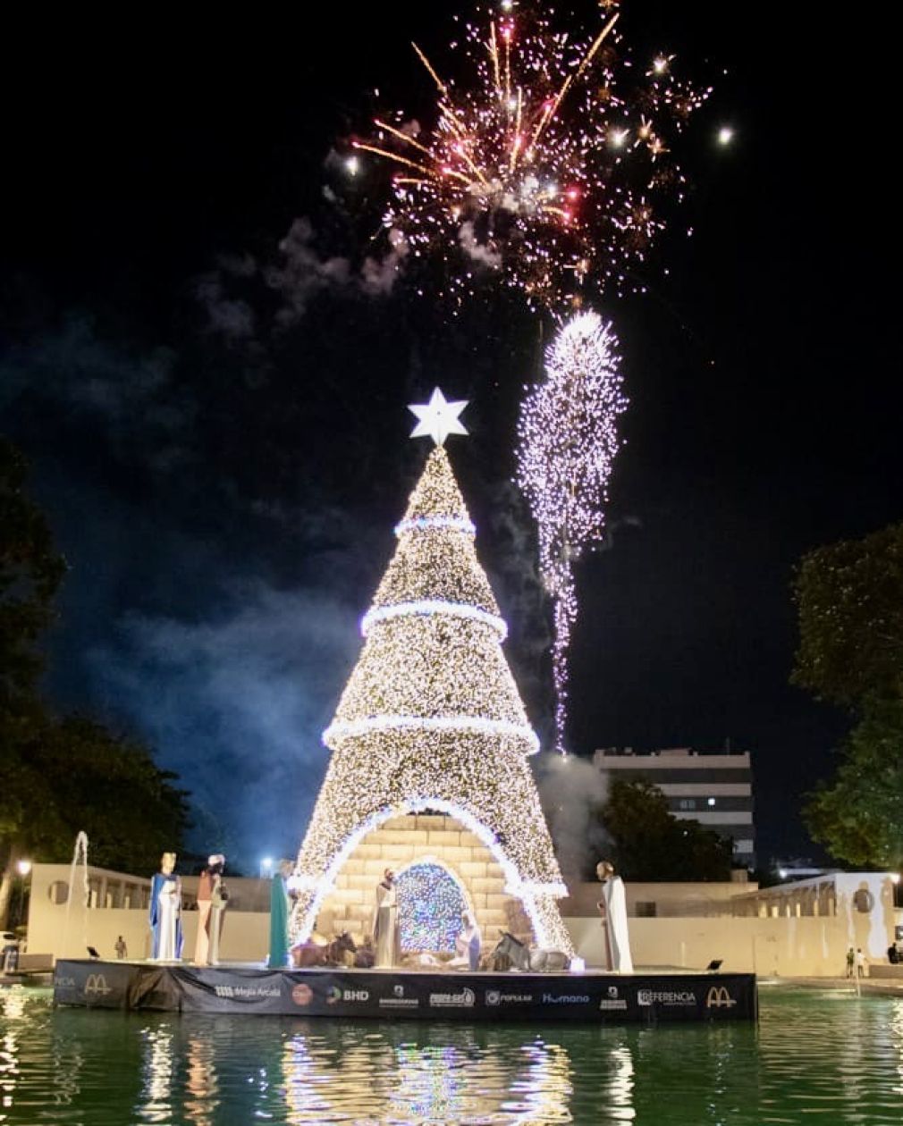 La Alcaldía del Distrito Nacional iluminó la ciudad con el encendido del árbol navideño en la fuente del parque Eugenio María de Hostos.