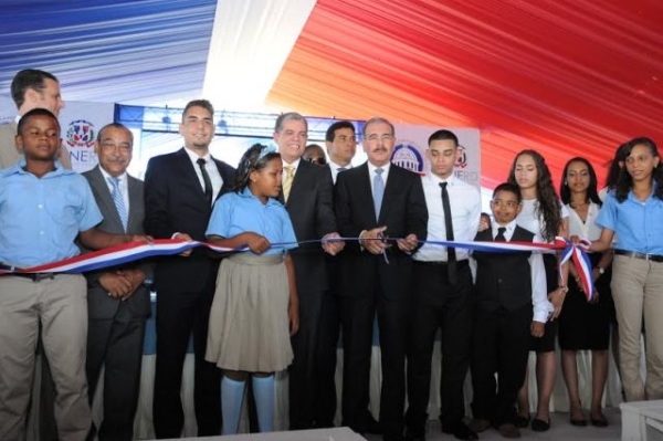 Presidente Danilo Medina inaugura dos centros educativos:  