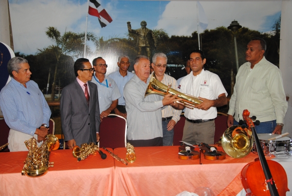 Alcalde de Santiago entrega instrumentos musicales al instituto municipal de las artes