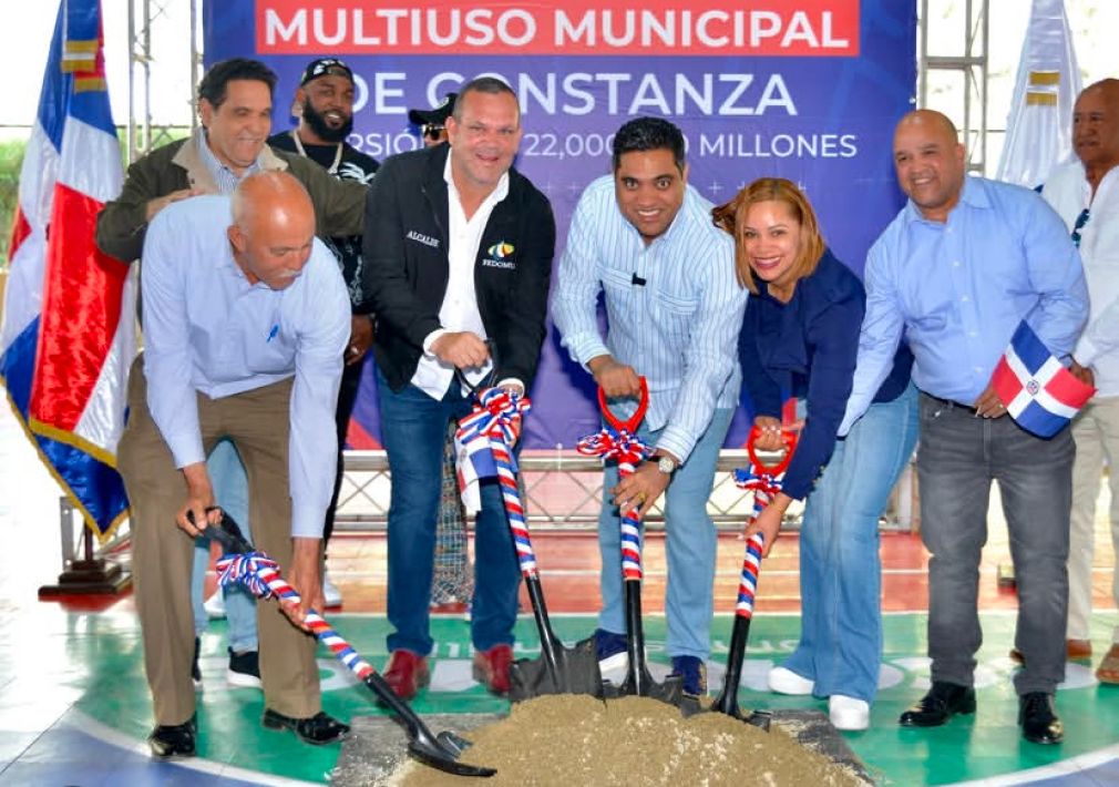 El ministro de Deportes y el alcalde de Constanza encabezaron el inicio de los trabajos.