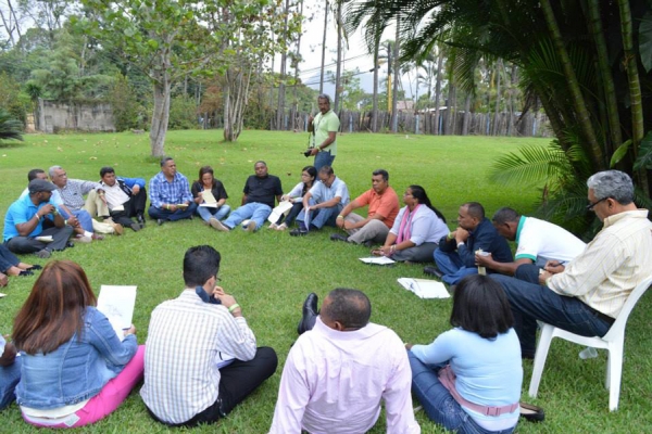 Profesores del INFOTEP en una sesión de trabajo sobre ecoturismo.