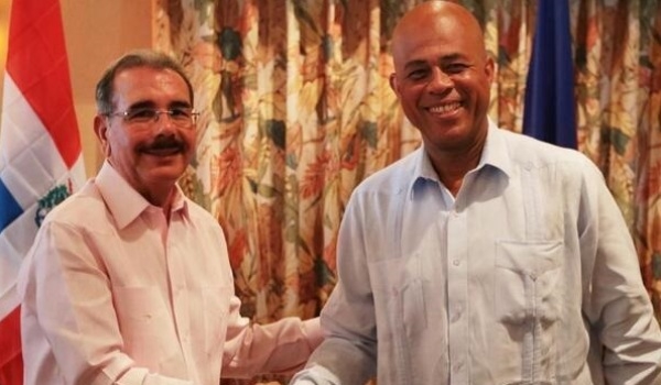Medina junto a Martelly. 