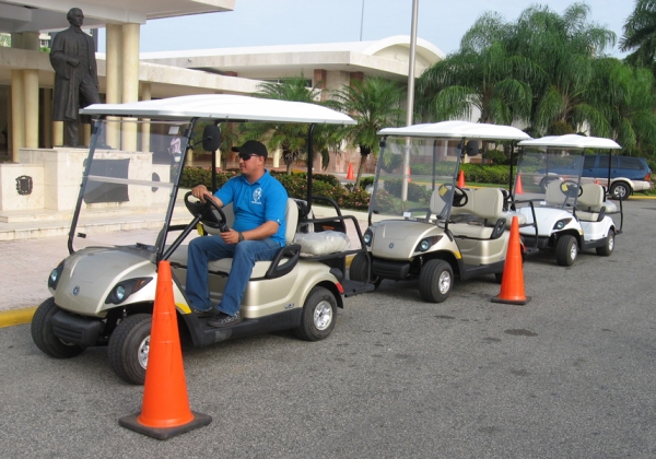 Carritos de golf a utilizar por profesores y empleados para circular en el área de peatonización de la UASD.