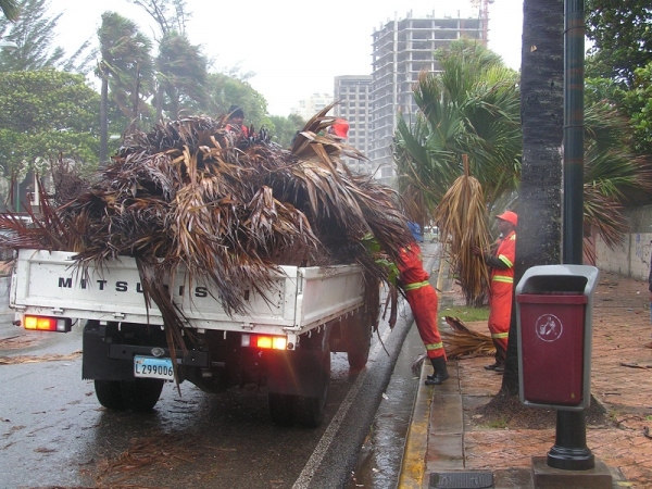 Ayuntamiento limpia el Malecón y la Autopista 30 de Mayo