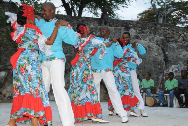 Grupo de San Cristobal bailando mangulina.