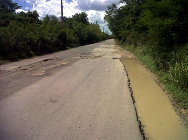 Así luce uno de los tramos deteriorados de la carretera que conduce desde La Romana hacia Bayahíbe. 