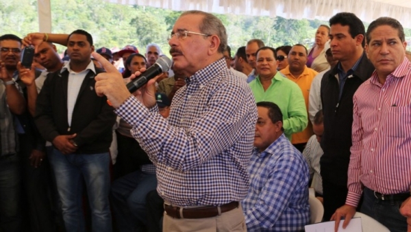 Medina entrega títulos definitivos a parceleros de la reforma agraria: 