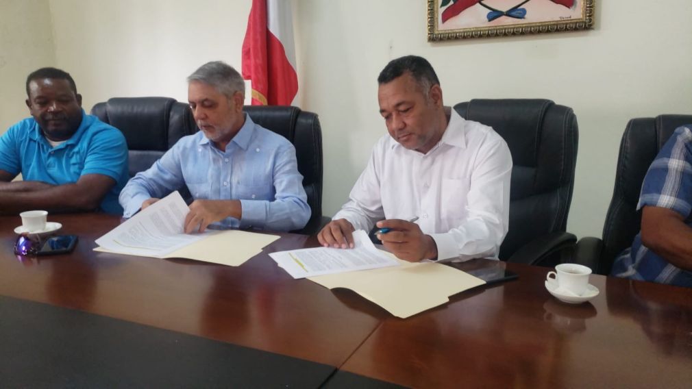El alcalde de Boca Chica, Fermín Brito resaltó que más de 20 obras que se ejecutan en este momento en el municipio, están siendo realizadas por miembros del CODIA municipal.