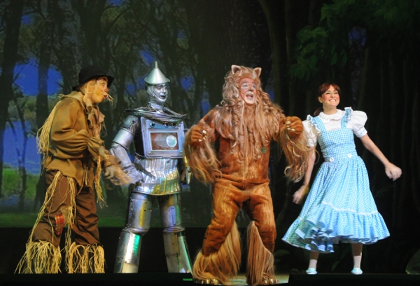 Los protagonistas de la noche El espantapájaros ( Javier Grullón), el Hombre de Hojalata (Josué Guerrero), El aterrado León (Luis José Germán) y Dorothy (Ameris Cepeda) en un momento del musical.