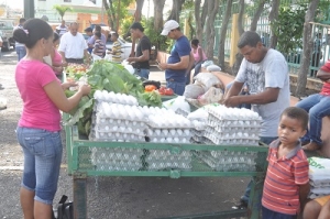 Mercado de Inespre llega a amas de casa de sectores  de Los Mina
