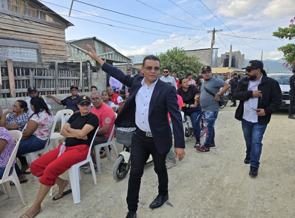 Director del Distrito Municipal Santiago Oeste se reúne con comunitarios de Cerro Hermoso.