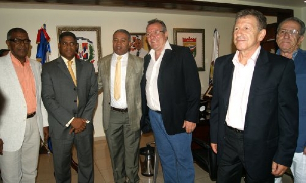 Francisco Fernández, alcalde de Santo Domingo Norte, con los empresarios italianos.