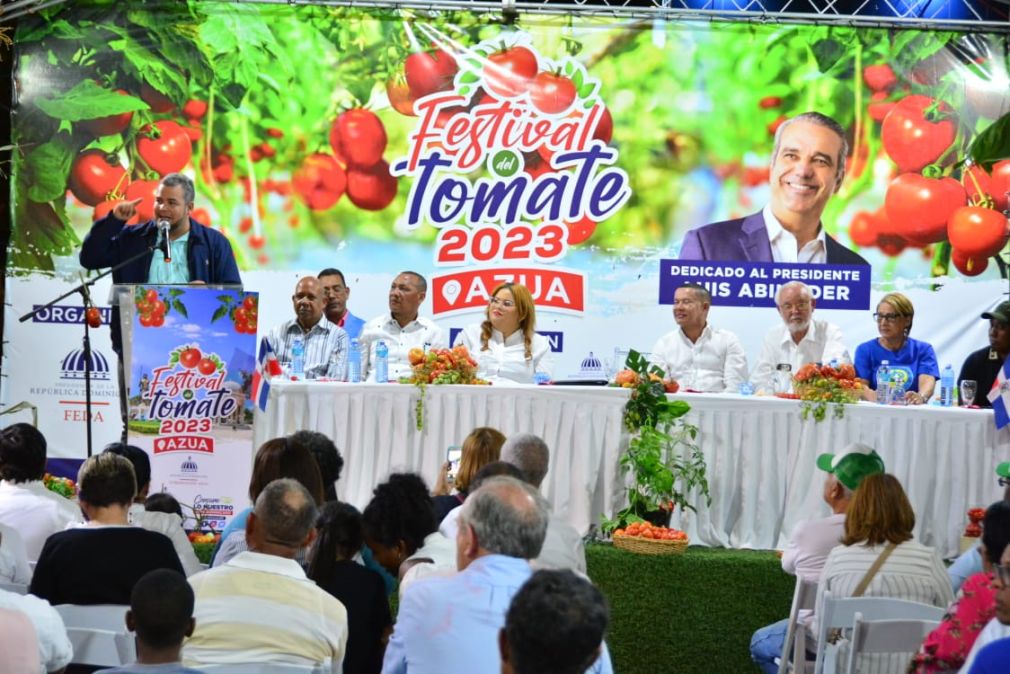 El Festival del Tomate fue una idea de la gobernadora de Azua, Ángela Pérez Díaz (Grey) y fue apoyada por el FEDA dentro de su programa Consume lo Nuestro que se realiza en todo el país junto a Confenagro.