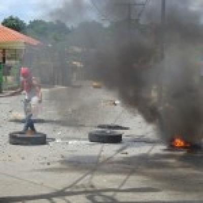 Neumáticos quemados en las propuestas de Peralvillo y Yamasá por el arreglo de un tramo de la carretera, agua potable y cese de apagones.