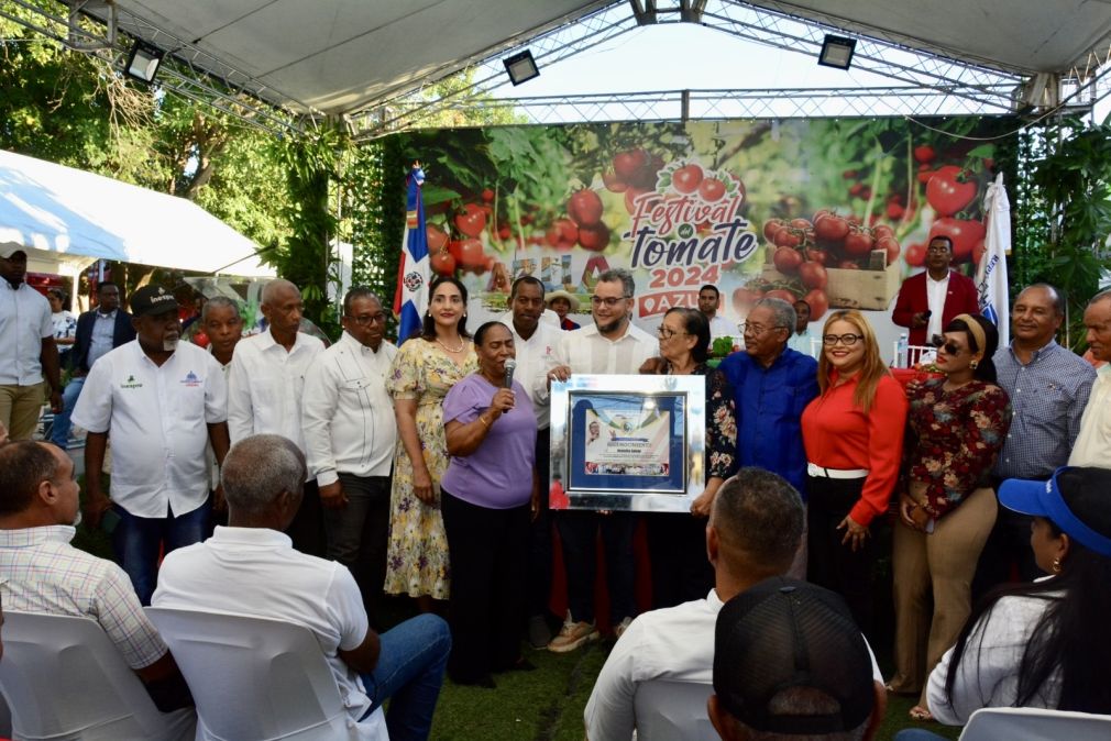 Reconocen a Hecmilio Galván por su contribución al sector agropecuario en Azua.