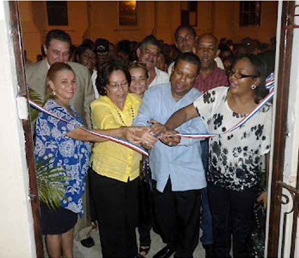 El alcalde Arquitecto Tony Echavarría cuando corta la cinta para dejar inaugurado el lugra.