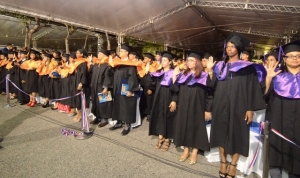Parte de los graduandos al tomar el juramento como nuevos profesionales en el acto de graduación celebrado este 28 de octubre, como parte del programa del  475 aniversario de la UASD. 