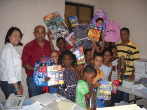 Empresa entrega útiles escolares a niños del barrio Palmarito en Barahona
