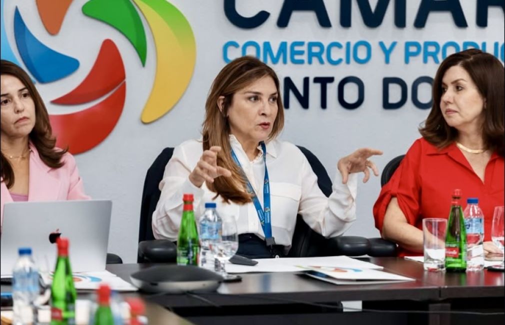 Durante el conversatorio realizado en el salón de conferencias José Manuel Armenteros, Carolina Mejía presentó su visión a través del PISD en la Cámara de Comercio de Santo Domingo, como un gran esfuerzo interinstitucional para impulsar un crecimiento ordenado de Santo Domingo.