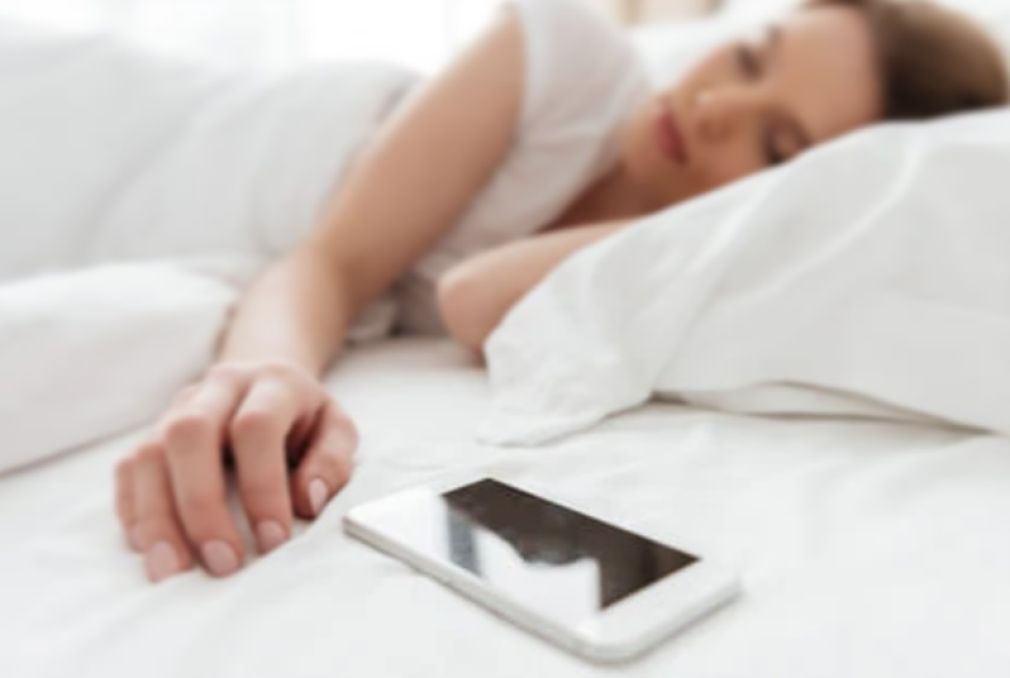 Estudios demuestran que dormir con el celular cerca puede ser perjudicial para la salud. Imagen: Fuente externa.