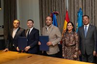 David Álvarez, presidente y socio mayorista del proyecto Days Inn by Wyndham; Edward De Valle II, presidente del Grupo De Valle; Samuel Pereyra, presidente ejecutivo de Banreservas; y Desayanira Pappaterra e Ysidro García, vicepresidente ejecutivo de Negocios y vicepresidenta ejecutiva de Negocios Turísticos de la institución financiera, respectivamente.
