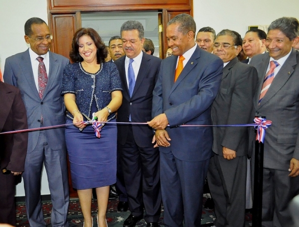 En su última visita a la UASD como presidente de la República, Fernández inaugura obras
