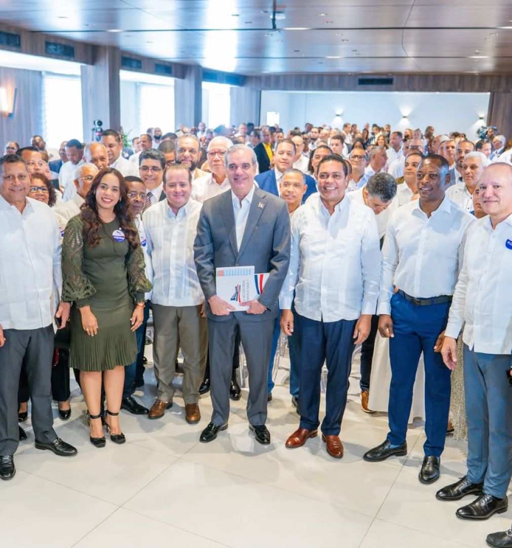 El presidente Luis Abinader sostuvo un encuentro con los alcaldes y directores municipales de todo el pais para anunciar la transferencia de RD$4,000 millones a las alcaldías para la construcción de aceras y contenes en un plazo máximo de un año.