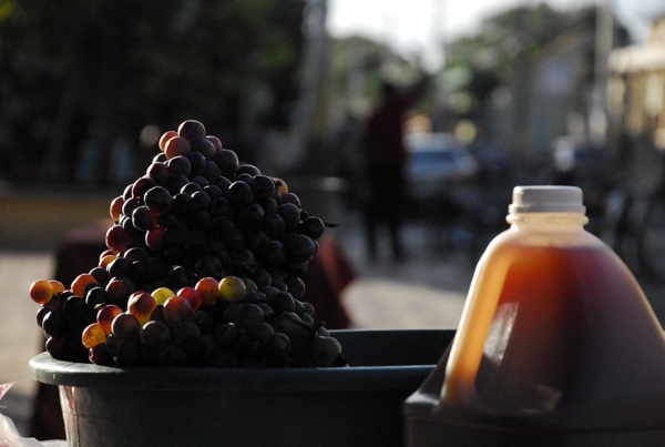 Medio galón de vino de uvas de Neiba.