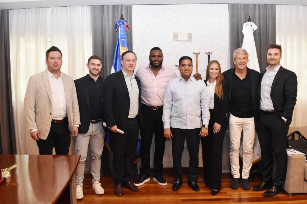 El ministro Kelvin Cruz recibió a David Ortiz y ejecutivos de Perfect Game.