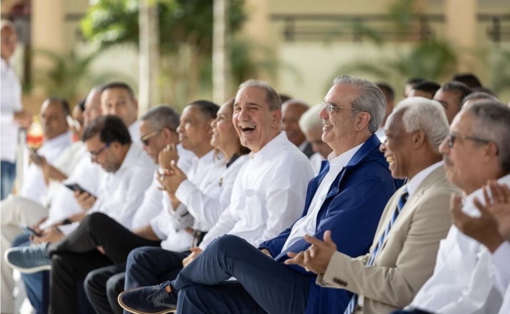 Presidente Luis Abinader inaugura el moderno Salón de Usos Múltiples de la UASD San Francisco de Macorís.