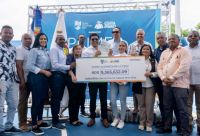 El alcalde Dío Astacio dio el primer picazo para dejar iniciados los trabajos y entregó 4 cheques a la ingeniera Sonny Elizabeth de la Cruz, como avance del presupuesto asignado para las obras.